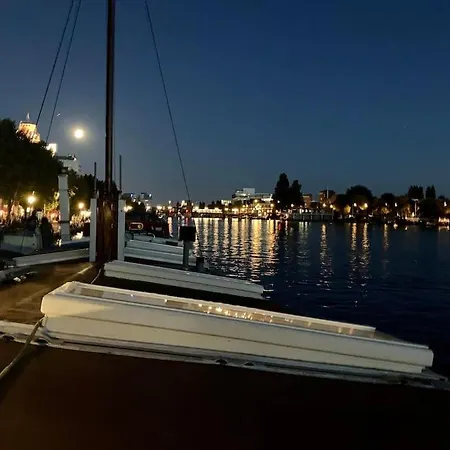 Alloggio in famiglia Houseboat In